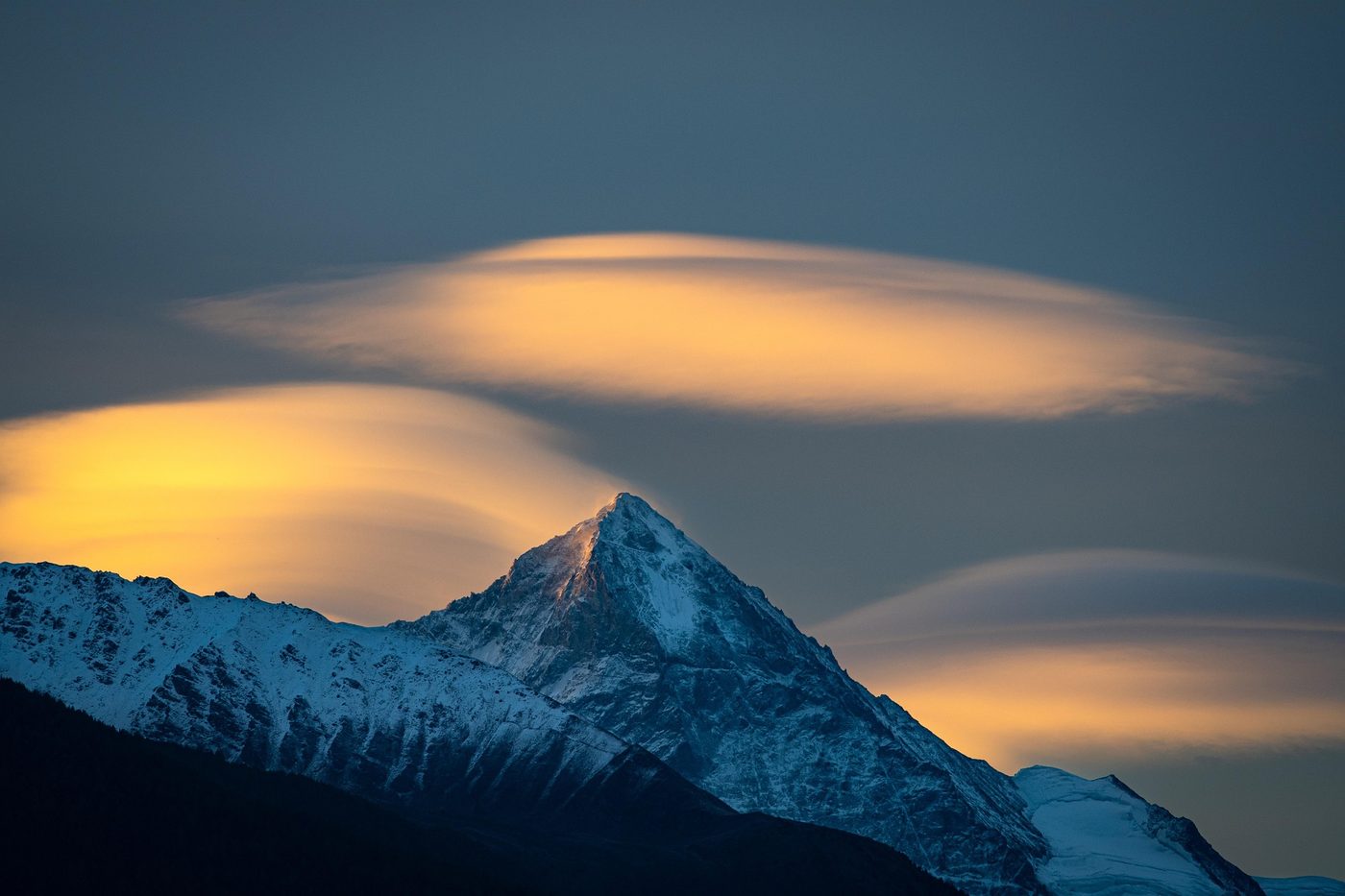 Verschneite Bergspitze im Abendlicht in den Schweizer Alpen